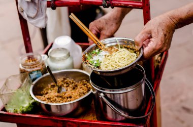 Erişte ile tofu anciant kasabada ateş