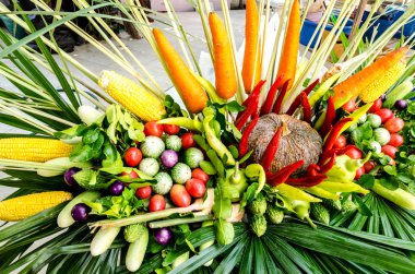 Masanın üzerinde organik sebze yığını