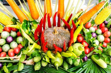 Masanın üzerinde organik sebze yığını