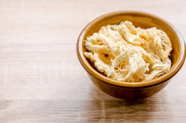 ahşap arka plan üzerinde kurutulmuş kalamar yakın çekim