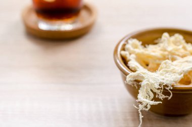 ahşap arka plan üzerinde kurutulmuş kalamar yakın çekim