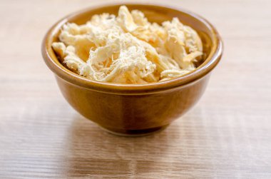 ahşap arka plan üzerinde kurutulmuş kalamar yakın çekim