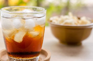 kurutulmuş kalamar ve cola cam ahşap arka plan üzerinde kapat