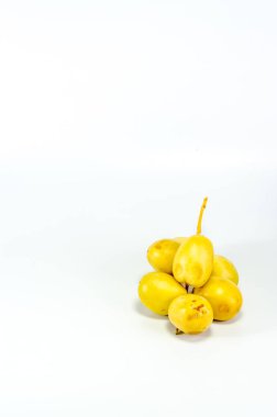 Beyaz arka plan üzerinde taze hurma meyve grubu