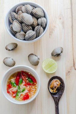 Beyaz kase ve baharatlı daldırma sosu beyazlatılmış midye buğulama 