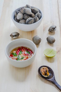 Beyaz kase ve baharatlı daldırma sosu beyazlatılmış midye buğulama 