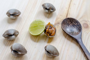 buğulanmış beyazlatılmış istiridye ahşap arka plan