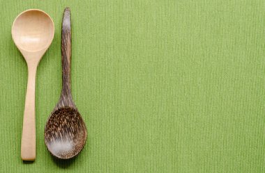 Ahşap mutfak kaşık üzerinde yeşil masa örtüsü