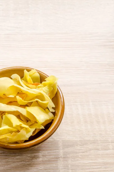 Batatas fritas Durian fruta lanche frito em sopro marrom em backgroun de madeira — Fotografia de Stock