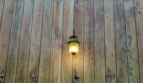 Lamba ve ahşap arka plan ışık