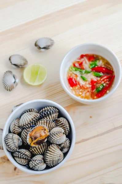 Beyaz kase ve baharatlı daldırma sos beyazlatılmış midye buğulama