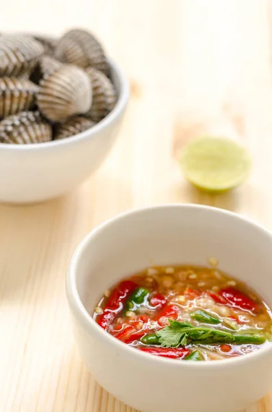 Steamed blanched clams in white bowl and spicy dipping sauce — Stock Photo, Image