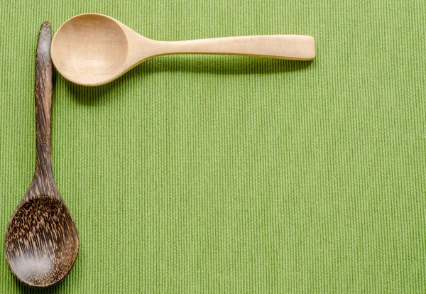 Ahşap mutfak kaşık üzerinde yeşil masa örtüsü