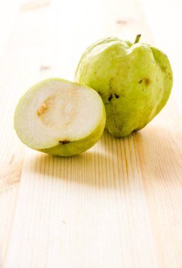 Tropikal meyve yüksek vitamin c, ahşap arka plan üzerinde taze guavas