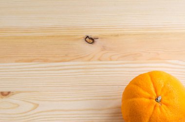 Tahta arka planda taze portakal