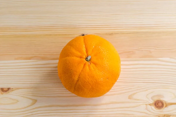 Frische Orange Auf Einem Hölzernen Hintergrund — Stockfoto