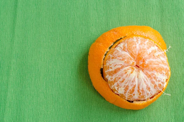 Frische Orange Auf Grünem Tischtuch Hintergrund — Stockfoto