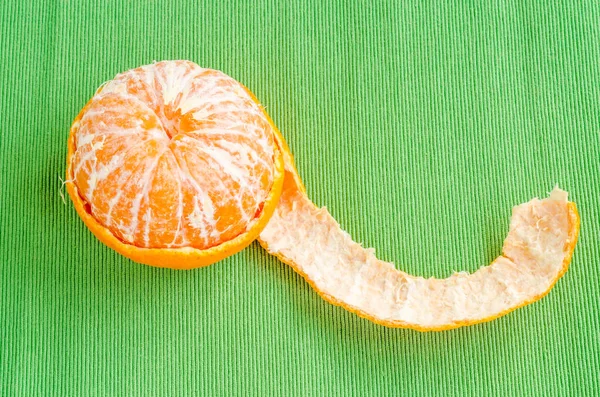 Frische Orange Auf Grünem Tischtuch Hintergrund — Stockfoto