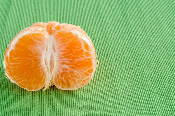 Stück Frischer Orange Auf Grünem Tischtuch Hintergrund — Stockfoto