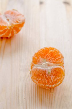 ahşap arka plan üzerinde taze turuncu parça