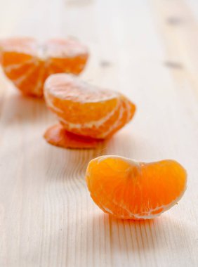 ahşap arka plan üzerinde taze turuncu parça