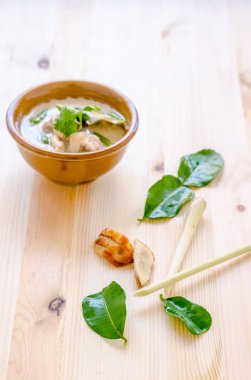 Hindistan cevizi sütü (Tom Kha Gai) ahşap arka plan, Tayland gıda Tayland tavuk çorbası.