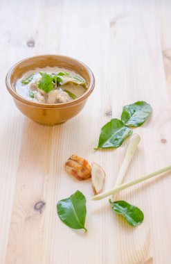 Hindistan cevizi sütü (Tom Kha Gai) ahşap arka plan, Tayland gıda Tayland tavuk çorbası.
