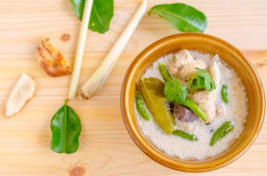 Hindistan cevizi sütü (Tom Kha Gai) ahşap arka plan, Tayland gıda Tayland tavuk çorbası.