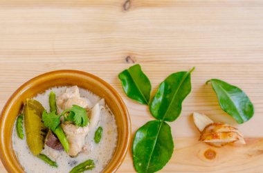 Hindistan cevizi sütü (Tom Kha Gai) ahşap arka plan, Tayland gıda Tayland tavuk çorbası.