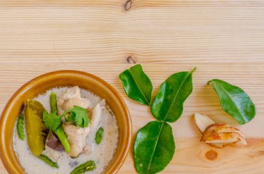 Hindistan cevizi sütü (Tom Kha Gai) ahşap arka plan, Tayland gıda Tayland tavuk çorbası.
