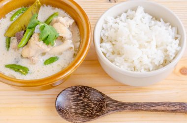 Hindistan cevizi sütü (Tom Kha Gai) pirinç ahşap arka plan, Tayland gıda Tayland tavuk çorbası.