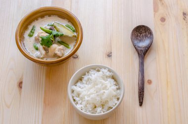 Hindistan cevizi sütü (Tom Kha Gai) pirinç ahşap arka plan, Tayland gıda Tayland tavuk çorbası.