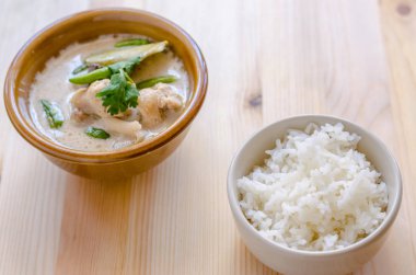 Hindistan cevizi sütü (Tom Kha Gai) pirinç ahşap arka plan, Tayland gıda Tayland tavuk çorbası.