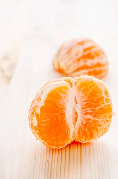 Stück Frischer Orange Auf Einem Hölzernen Hintergrund — Stockfoto