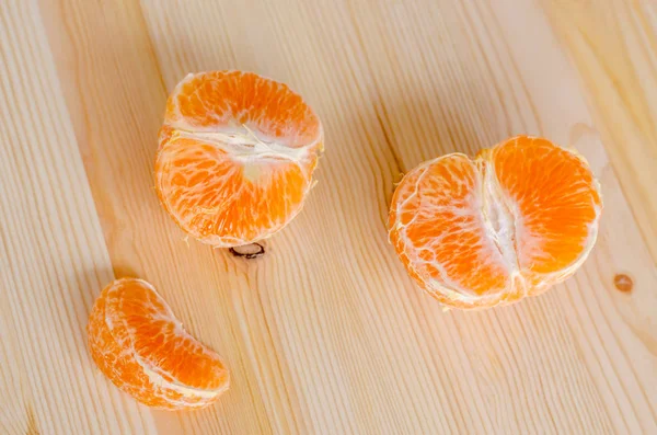 Stück Frischer Orange Auf Einem Hölzernen Hintergrund — Stockfoto