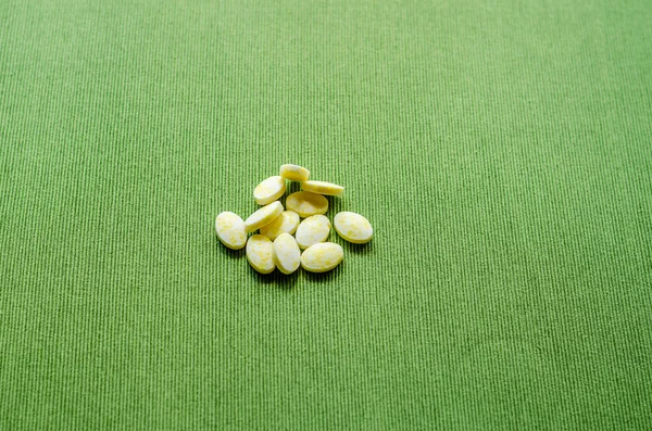Ilaç Tablet Yeşil Masa Örtüsü Arka Plan Üzerinde — Stok fotoğraf