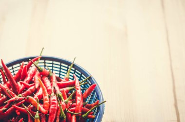 Yarım porsiyon kırmızı ve yeşil biberli mavi plastik. 