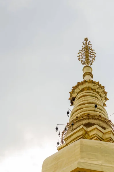 Tayland 'da bir tapınakta Altın Pagoda — Stok fotoğraf