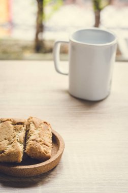 Sabah vakti bir fincan kahve ve elma çamı.