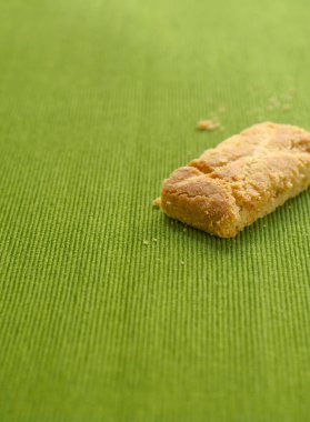 Elmalı turta, yeşil masa örtüsünde çıtır çıtır turtalar..