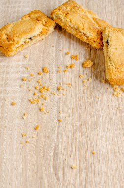 Elmalı turta ahşap arka planda çıtır çıtır turtalar.