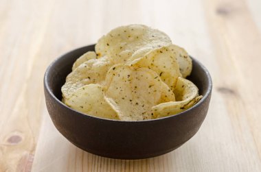 Ahşap arka planda patates cipsi: Molada atıştırma