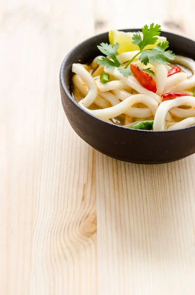 Ζεστό Και Πικάντικο Udon Noodle Ξύλινο Φόντο — Φωτογραφία Αρχείου