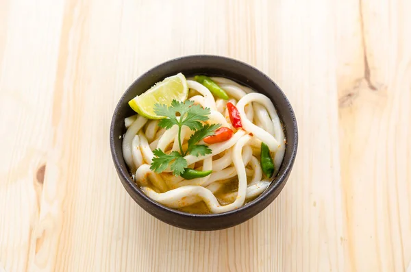 Ζεστό Και Πικάντικο Udon Noodle Ξύλινο Φόντο — Φωτογραφία Αρχείου