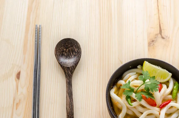 Nouille Udon Chaude Épicée Sur Fond Bois — Photo