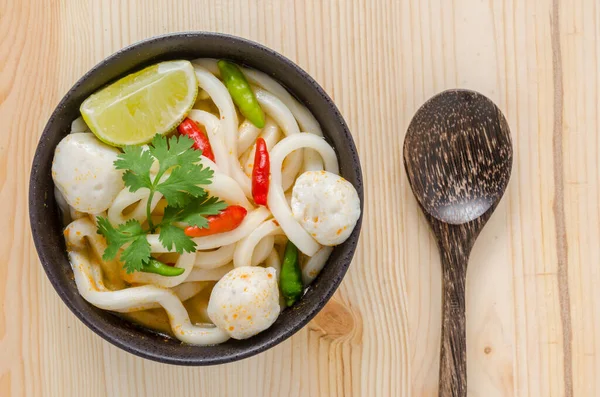 Nouille Udon Chaude Épicée Sur Fond Bois — Photo