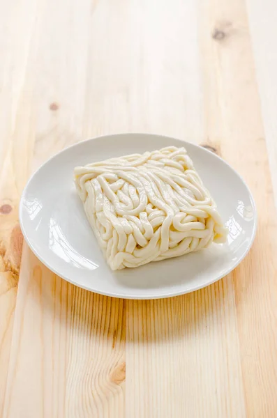 Белая Удонская Лапша Белом Блюде Деревянном Фоне — стоковое фото