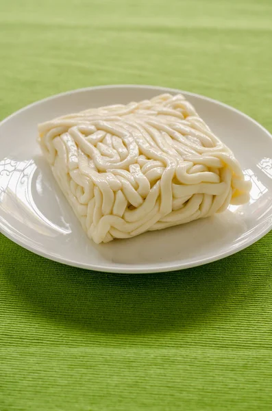 Tagliatella Udon Bianco Piatto Bianco Sfondo Tavolo Verde — Foto Stock