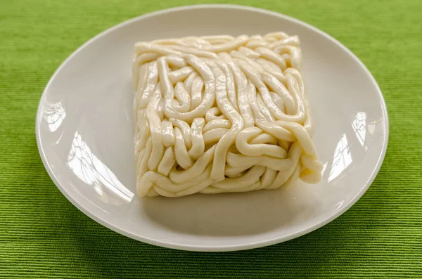 Λευκό Udon Noodle Λευκό Πιάτο Πράσινο Φόντο Πίνακα — Φωτογραφία Αρχείου