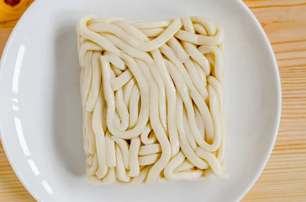 Λευκό Udon Noodle Λευκό Πιάτο Ξύλινο Φόντο Royalty Free Φωτογραφίες Αρχείου
